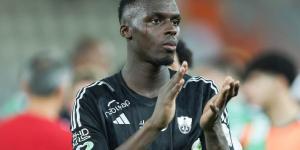 الأهلي السعودي يبدأ خطوات تجديد عقد حارسه السنغالي ميندي