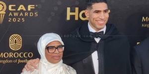 حكيمي يصل رفقة والدته لحفل جوائز "الكاف"