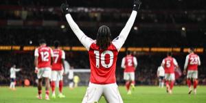 "هاتريك" إيزي يقود أرسنال لفوز كبير على توتنهام بالدوري الإنجليزي