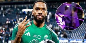 خصم الرجاء المقبل.. اعتقال إيفان توني لاعب الأهلي السعودي بعد "نطحه" لشاب في الحانة بسبب رغبته في التقاط "سيلفي" دون إذن