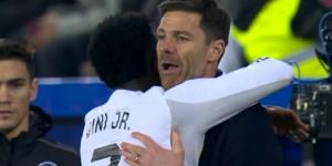 رسالة مصالحة من فينيسيوس إلى تشابي ألونسو بمباراة ريال مدريد وألافيس