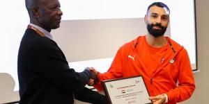 كان 2025 | محمد صلاح يتسلم شهادة مشاركة مصر في أمم أفريقيا الـ35