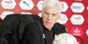 بروس يواصل إثارة الجدل: "نستغرق 45 دقيقة من الفندق لملعب التداريب وهذا أمر لا يجعلني سعيدا"