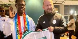 بعد الاحتفال المثير للجدل.. الاتحاد الجزائري يهدي مشجع "الكونغو" قميص عمورة