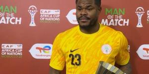 "أتابعهما جيدًا".. حارس نيجيريا يكشف سر التصدي لركلتي صلاح ومرموش أمام مصر