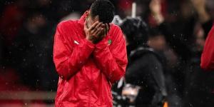 بلعمري: "الحسرة موجعة لكن الفخر بحمل قميص المنتخب سيظل دائما وساما على صدورنا"