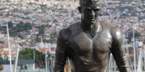 "الإنذار الأخير من الله".. شخص يحرق تمثال كريستيانو رونالدو في ماديرا