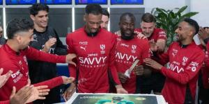 ياسين بونو يشارك لاعبي الهلال الاحتفال بكوليبالي بعد تحقيقه امم أفريقيا