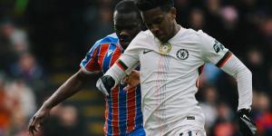 تشيلسي يفوز على كريستال بالاس بثلاثية بالدوري الإنجليزي