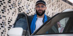 بنزيما يصل الرياض للانضمام إلى الهلال