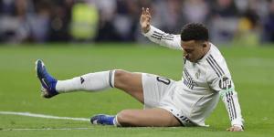 مقرّبون من مبابي يؤكدون عدم حاجته حاليًا لإجراء عملية جراحية في الركبة