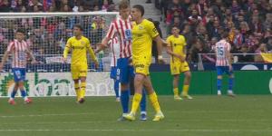 عبقار يتعرض للطرد في مباراة خيتافي وأتلتيكو مدريد بسبب لمس المناطق الحسّاسة لسورلوث