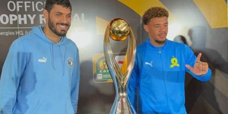 علي جبر وويليامز يلتقطان صورة تذكارية مع الكأس الجديدة لـ دوري أبطال أفريقيا