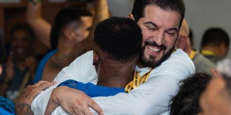 رئيس الهلال ينهار باكيا بعد هدف الهلال الرابع في مانشستر سيتي "فيديو"