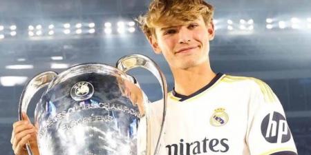 نيكو باز.. موهبة حائرة بين حلم العودة إلى مدريد ومشروع كومو الطموح