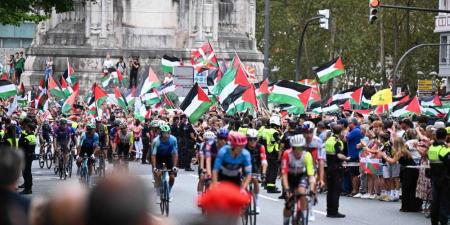 احتجاجات كبيرة مؤيدة لفلسطين تمنع إعلان الفائز بالمرحلة 11 من طواف إسبانيا "La Vuelta"