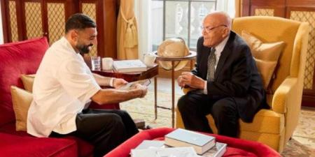 صورة تجمع بين رمز الرياضة ورمز الطب في مصر.. لقاء بين محمد صلاح ومجدي يعقوب