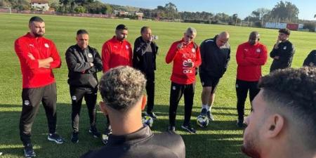أسامة نبيه يطالب بالتركيز ويؤكد ثقته في لاعبي المنتخب مع انطلاق معسكر تشيلي