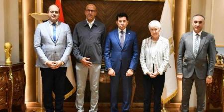 وزير الرياضة يلتقي رئيس الاتحاد الدولي للاسكواش