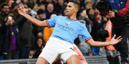 قبل حفل باريس.. رودري يرشح ثنائي برشلونة للكرة الذهبية