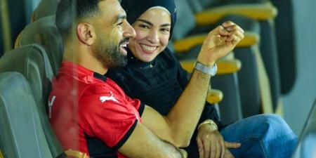 محمد صلاح وزوجته يتابعان مباراة مصر وغينيا بيساو من المدرجات "فيديو"
