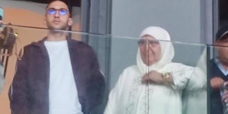 حكيم زياش حاضر رفقة والدته في ملعب "دونور" لمتابعة "الديربي"