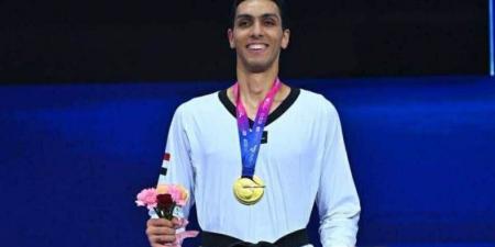رئيس اتحاد التايكوندو يهدي "إنجاز" سيف عيسى في بطولة العالم للرئيس السيسي