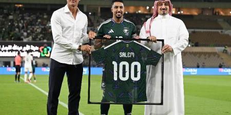 تكريم الأسطورة سالم الدوسري بعد وصوله إلى 100 مباراة دولية مع الأخضر