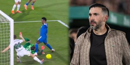 مدرب إلتشي ينفجر في وجه التحكيم: "فينيسيوس ارتكب خطأ واضحا في الهدف الثاني لريال مدريد!"