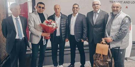 رئيس أولمبيك آسفي الحيداوي يستقبل اتحاد العاصمة الجزائري بالورود في مطار محمد الخامس