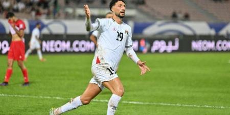 من الملعب.. وسام أبو علي يحتفل بتعادل فلسطين مع تونس في كأس العرب