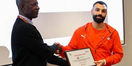 كان 2025 | محمد صلاح يتسلم شهادة مشاركة مصر في أمم أفريقيا الـ35