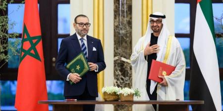 محمد بن زايد يهنئ الملك محمد السادس بتتويج المغرب بكأس العرب