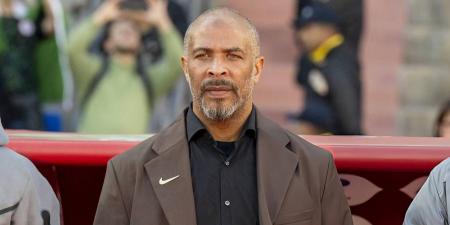 مدرب نيجيريا في تصريح مؤثر: "أقدم اعتذاري لأمي وأبي.. ربما كنت سأعتزل التدريب"