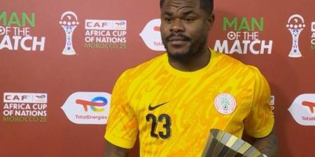 "أتابعهما جيدًا".. حارس نيجيريا يكشف سر التصدي لركلتي صلاح ومرموش أمام مصر