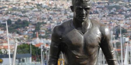 "الإنذار الأخير من الله".. شخص يحرق تمثال كريستيانو رونالدو في ماديرا