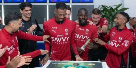 ياسين بونو يشارك لاعبي الهلال الاحتفال بكوليبالي بعد تحقيقه امم أفريقيا