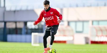 أخوماش: "اتصلت بي أندية أخرى للانتقال إليها معارا لكنني كنت واضحا في اختياري لرايو فاييكانو لأن أسلوب لعبه يناسبني كثيرا"