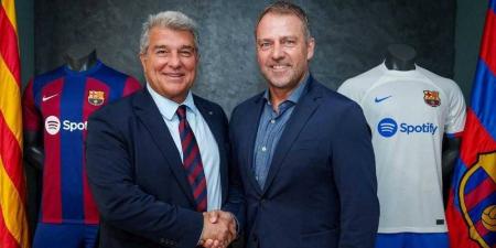 "ماركا"/ فليك يفكر في الاستقالة من تدريب برشلونة إذا لم يفز لابورتا في انتخابات النادي