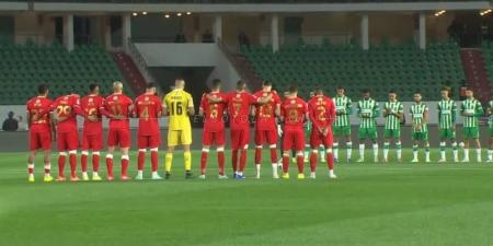 لاعبو أولمبيك الدشيرة والوداد يقرأون سورة الفاتحة ترحما على وفاة 4 من عناصر الشرطة لحظة توجههم صوب أكادير لتأمين المباراة