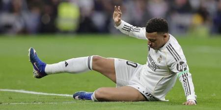 مقرّبون من مبابي يؤكدون عدم حاجته حاليًا لإجراء عملية جراحية في الركبة