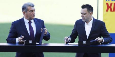 لابورتا ردا على تشافي: "إنه يشعر بالألم لأن فليك يفوز بنفس اللاعبين الذين كان يملكهم ويخسر بهم"