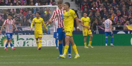عبقار يتعرض للطرد في مباراة خيتافي وأتلتيكو مدريد بسبب لمس المناطق الحسّاسة لسورلوث