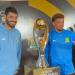 علي جبر وويليامز يلتقطان صورة تذكارية مع الكأس الجديدة لـ دوري أبطال أفريقيا