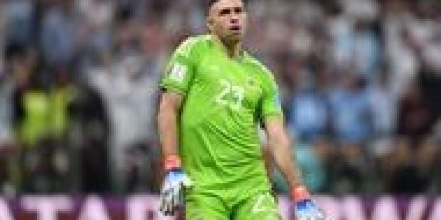 السخرية تتجدد .. إيميليانو مارتينيز يحتفل مع دمية مبابي!