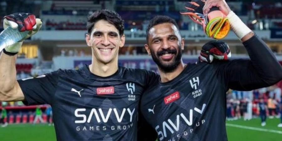 الهلال يتحرك لتجديد عقد حارس مرماه.. واللاعب يفاضل بين العروض