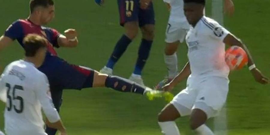 حكم إنجليزي: برشلونة استحق ركلة جزاء والهدف الثاني للبلوجرانا غير صحيح