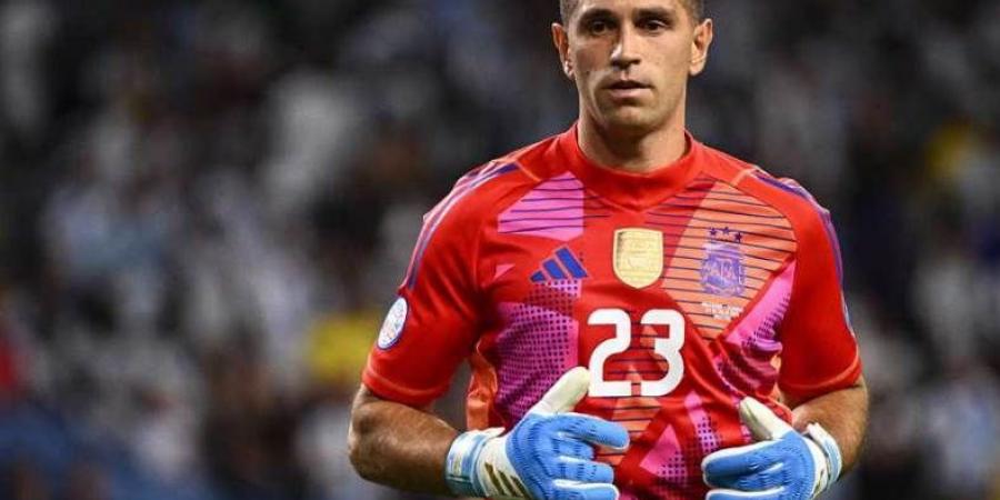  الأرجنتيني إميليانو مارتينيز يدخل اهتمامات برشلونة لتدعيم حراسة المرمى