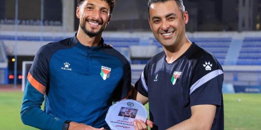 منتخب فلسطين يُكرم وسام أبو علي بعد تحقيق دوري نايل