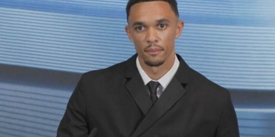 خطاب أرنولد بالإسبانية يُشعل غضب جماهير ليفربول